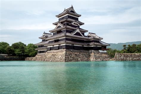 El Castillo de Matsumoto: Una Fortaleza Medieval con Vistas Espectaculares y un Toque Misterioso!