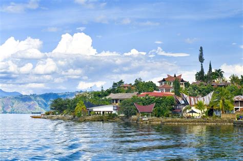 ¡Sumérgete en la majestuosidad tropical del Lago Toba, un gigante ancestral con vistas impresionantes!